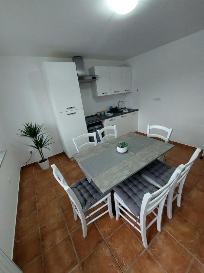 Apartma Sandi Шентили Екстериор снимка