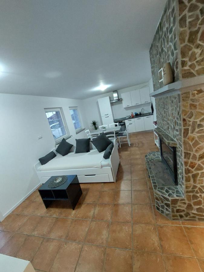 Apartma Sandi Шентили Екстериор снимка